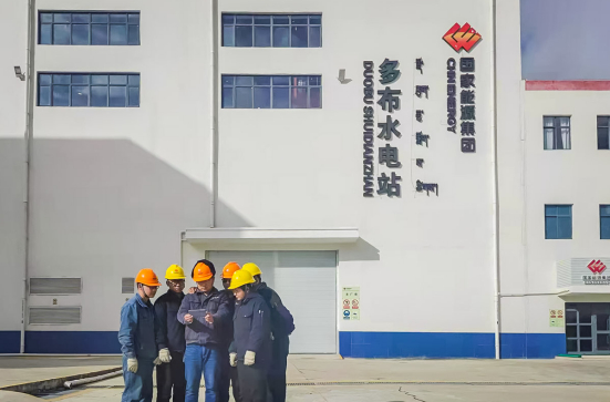 在海拔3000米的国家能源集团西藏尼洋河多布水电站，生产一线员工利用工作间歇观看开幕会。胡建生 摄