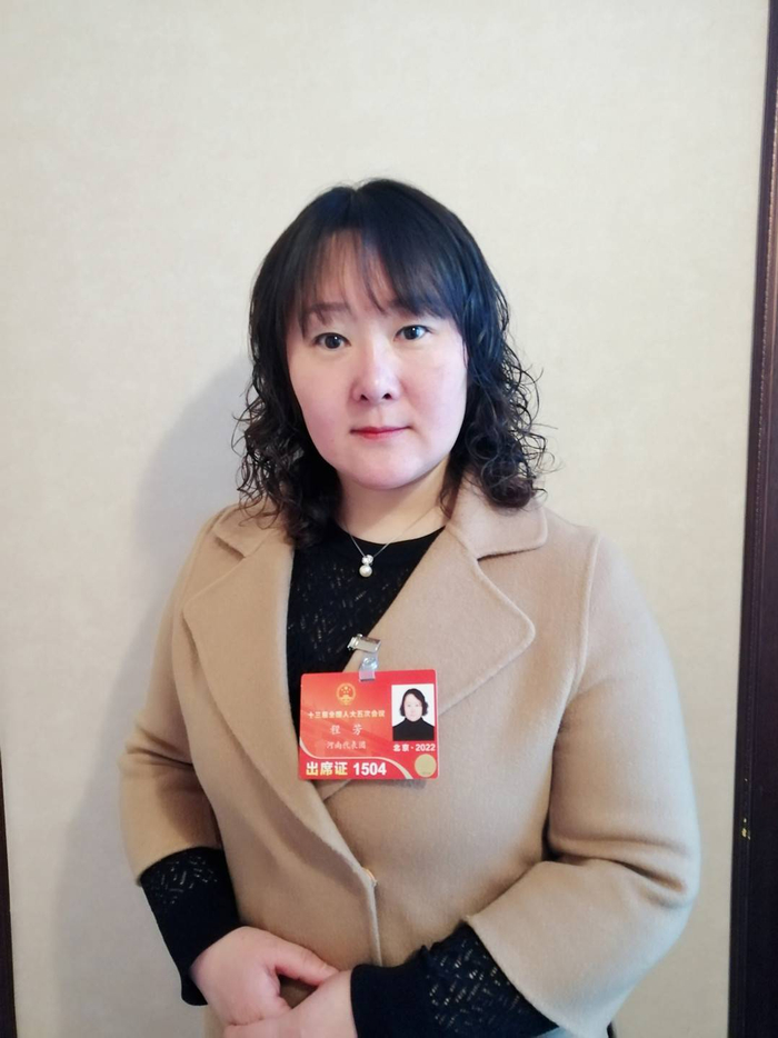 ▲ 全国人大代表、河南省开封市汴绣研究所工艺师  程芳