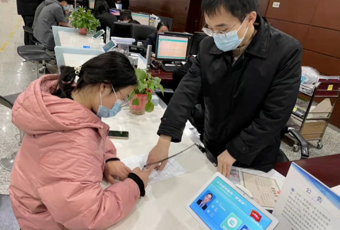 金先生的代理人在办理手续