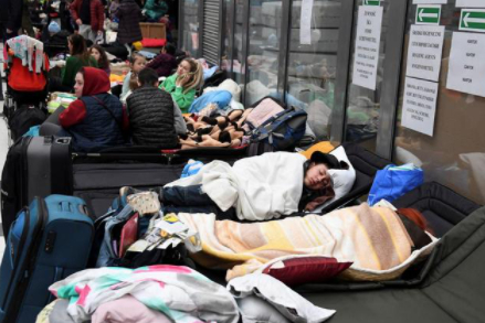 ▲乌克兰和波兰边境的难民 图据网络