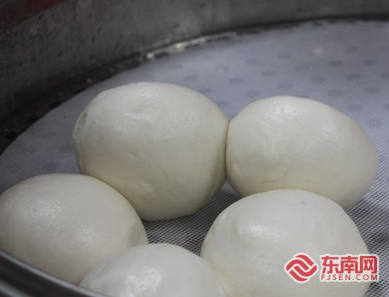 10年来，石狮永恒阳光馒头店免费发放超过300万个馒头。东南网记者 谢玉妹 摄