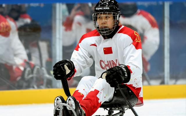 于静是中国残奥冰球队唯一的女球员。图/新华社