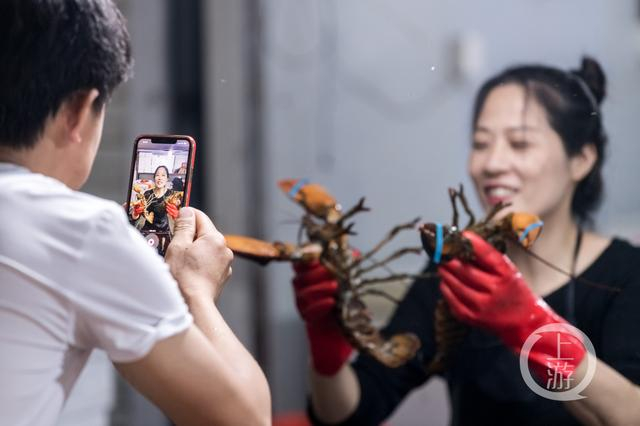 ▲直播卖海鲜，李园园900天还清了近30万元欠款。图片来源/受访者供图