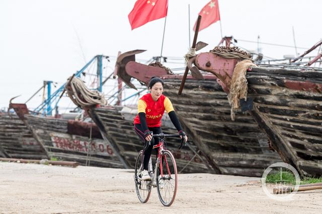▲休息时，李园园会到海边骑自行车，也会在这里拍视频。图片来源/受访者供图