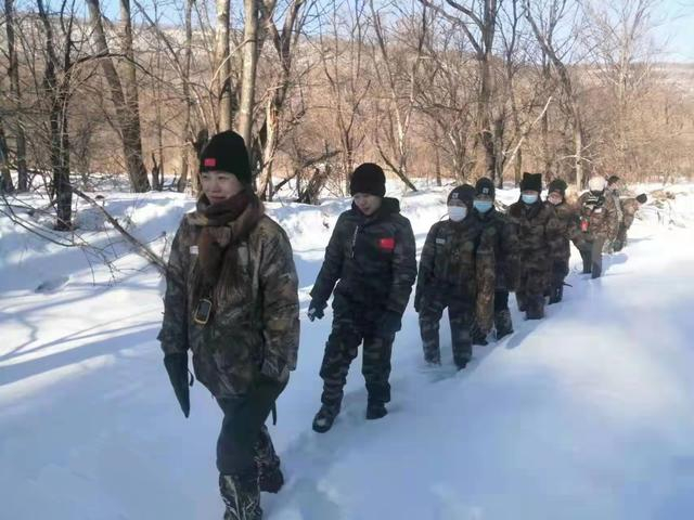 女子巡护队在山上进行巡护。受访者供图