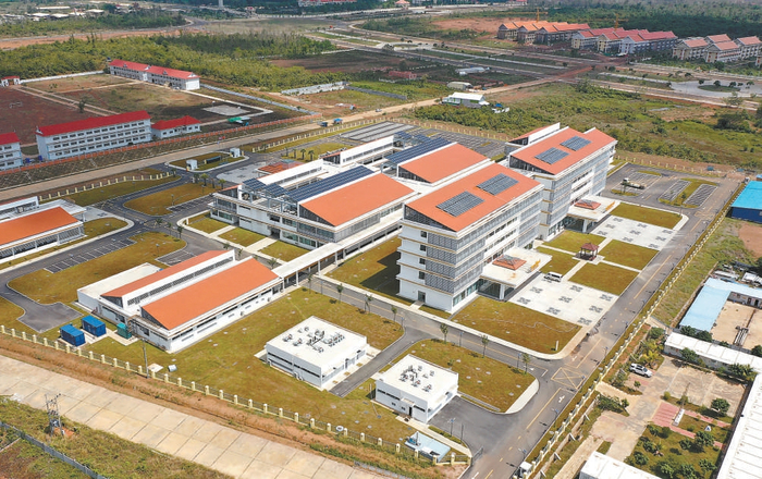 这是2月17日在柬埔寨特本克蒙省新区拍摄的中国援柬埔寨特本克蒙省医院（无人机照片）。新华社发（李莱摄）