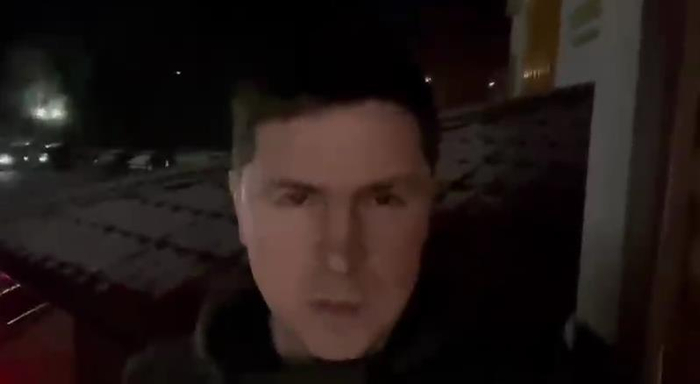 乌克兰总统办公室顾问波多利亚克在会谈结束后发布的相关自拍视频截图（图片来源：央视新闻）