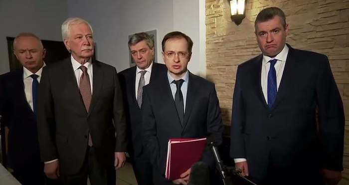 俄罗斯代表团团长梅津斯基就谈判成果发表讲话视频截图（图片来源：央视新闻）