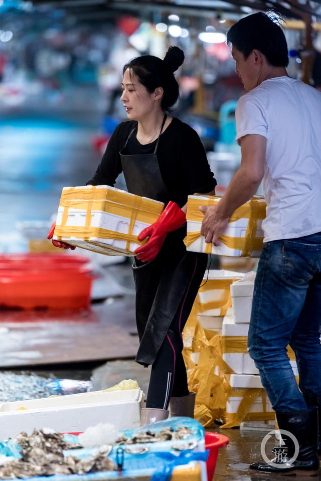 ▲每天直播后，打包、出货，李园园都要自己处理。图片来源/受访者供图