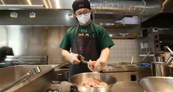 炸鸡店打零工的年轻人 图源： pulse