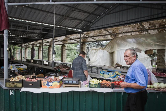 　　2014年7月，在刚刚被乌克兰政府军收复的顿涅茨克城市斯洛维扬斯克，农贸市场重新开始营业（视觉中国 供图）