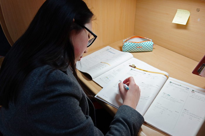 鹭梁津自习室的考生 图源：NPR