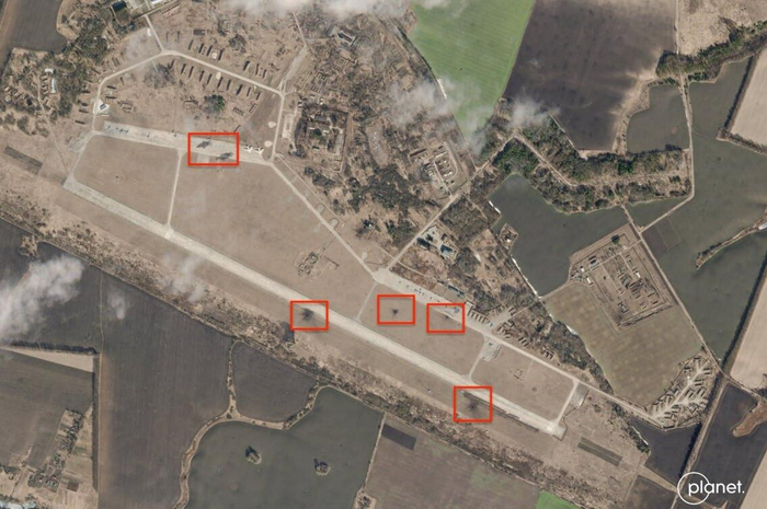 开战初期经过打击后的奥泽恩空军基地卫星照片，俄军的首轮打击几乎没有弹着点落在跑道与滑行道上 图源：社交媒体