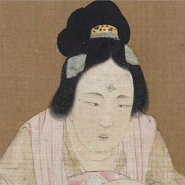 花钿这种化妆方式又称花子、媚子，形状多样