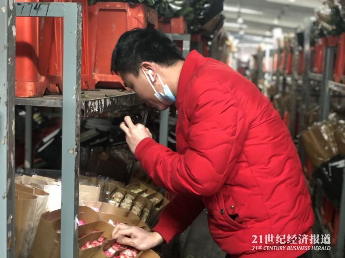 （拍花员手持电筒在验货 舒晓婷/摄）