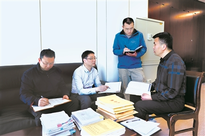 图为浙江省杭州市纪委监委第八审查调查室工作人员对吕钢锋案有关问题进行研讨。 王丹阳 摄
