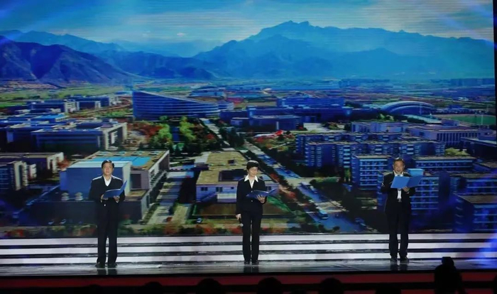 2018年，在西工大校庆文艺晚会上，军机三总师同台表演诗朗诵《致远方》