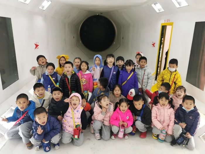 参与科普活动的小朋友