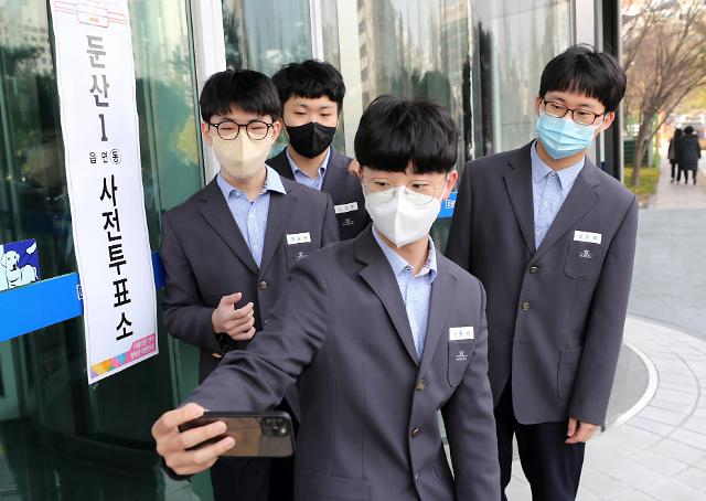 大田市一处投票点，几名高中生参与提前投票后合影留念 &nbsp;图源：韩联社