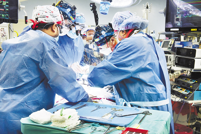     1月7日在美国巴尔的摩的马里兰大学医学中心拍摄的移植手术现场。 新华社发