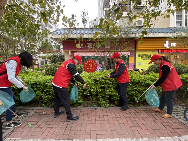 志愿者下沉小区、街道开展清洁月行动（鼓楼区委文明办供图）