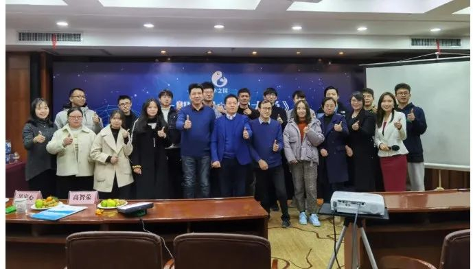 ▲吴定心与团队成员