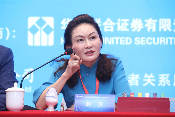 　　华熙生物董事长赵燕向投资者介绍企业发展情况。（图片由受访者提供）