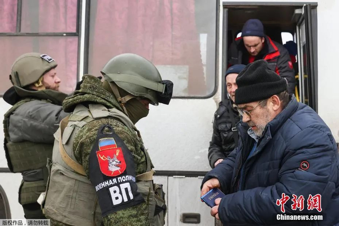 当地时间3月6日，顿巴斯地区马里乌波尔市的居民从人道主义走廊撤离。