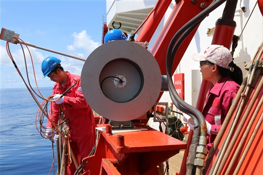 2017基金委西太开放航次湍流剖面仪观测现场图    周慧供图