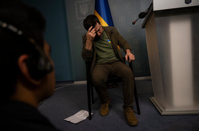 泽连斯基召开新闻发布会 图自纽约时报