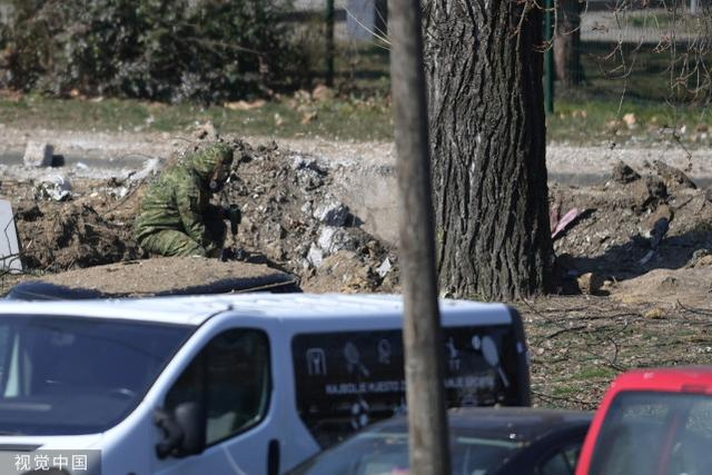 克罗地亚军警人员在坠机现场测量辐射水平。图源：视觉中国