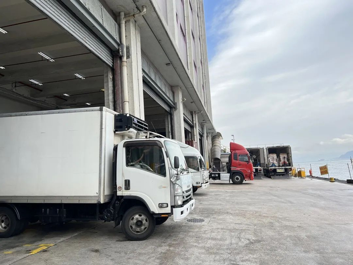 正在进行大米装车的货车