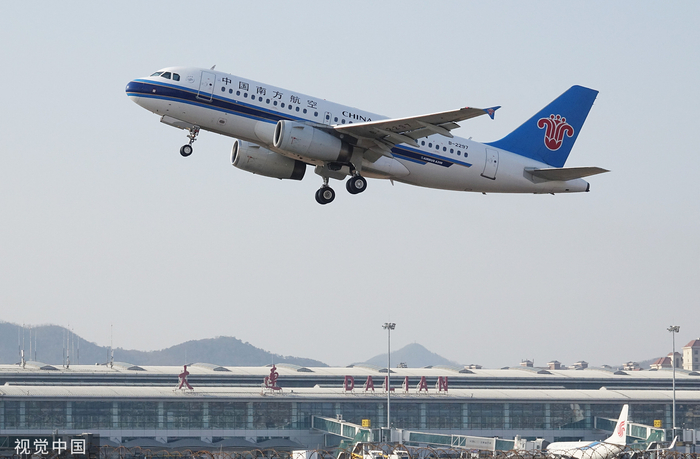 一架航班从辽宁大连周水子机场起飞 &nbsp;图源：视觉中国