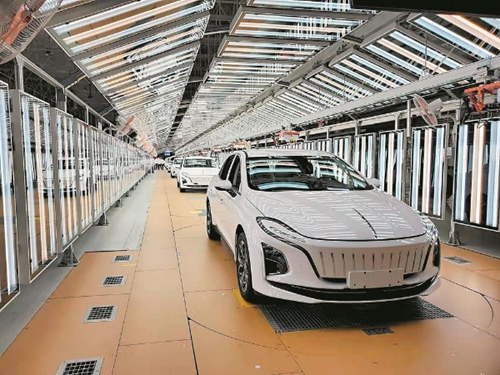 正在走下生产线的红旗E-QM5车型