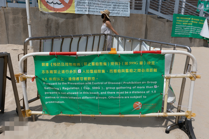 3月13日，沙滩张贴了告示，提醒市民切勿进行多于2人的聚集活动
