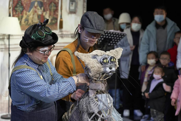 于雷（左）进行操偶表演（图 | 上海界界乐文化艺术中心）