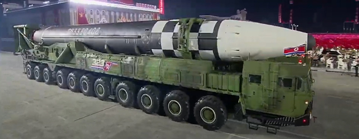 朝鲜在2020年阅兵中展示的“火星-17”洲际弹道导弹 图源：朝中社