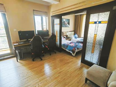 上海弈尚电竞酒店利用公寓空间优势，将居住区和电竞区分隔开。 郑朕 摄