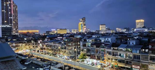 高飞相在长城宾馆天台拍下的金边夜景。受访者供图