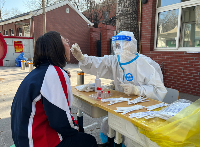 封控区里无接触送药上门