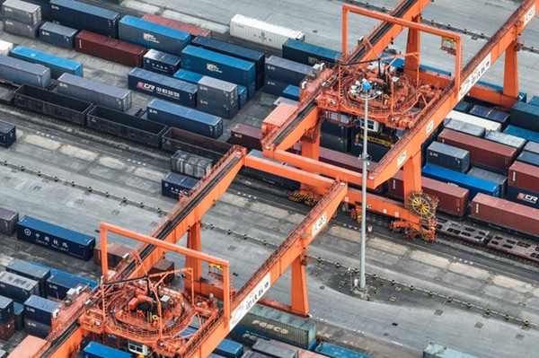 中欧班列始发地数以万计的集装箱和运输车辆等待发往欧洲 图片来源：IC