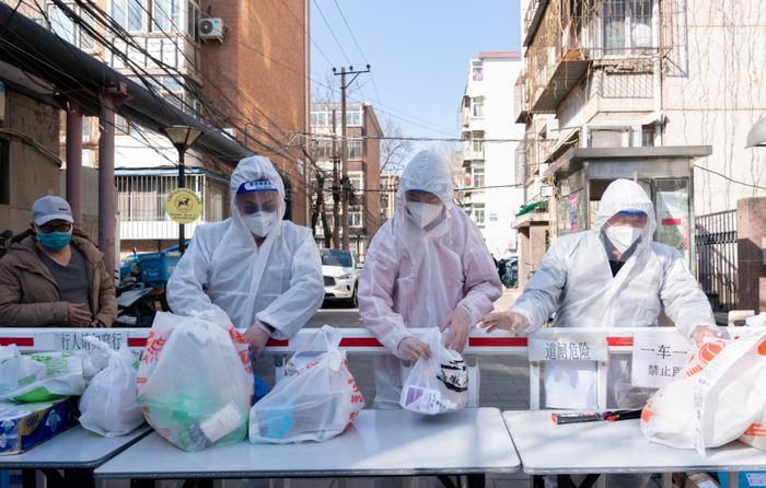 暖心陪护确保每位学生采样
