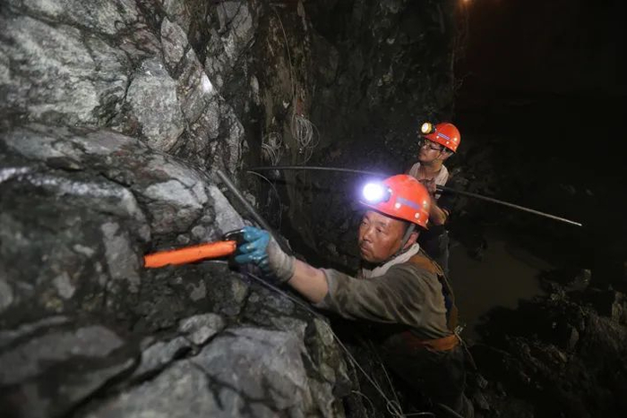 甘肃金昌，镍矿井下工人在采矿中（图片来源：视觉中国）