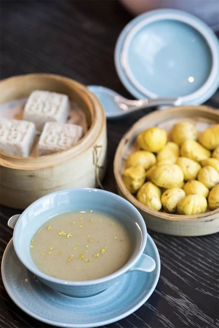 ▲华池88餐厅出品的板栗松糕和板栗甜羹