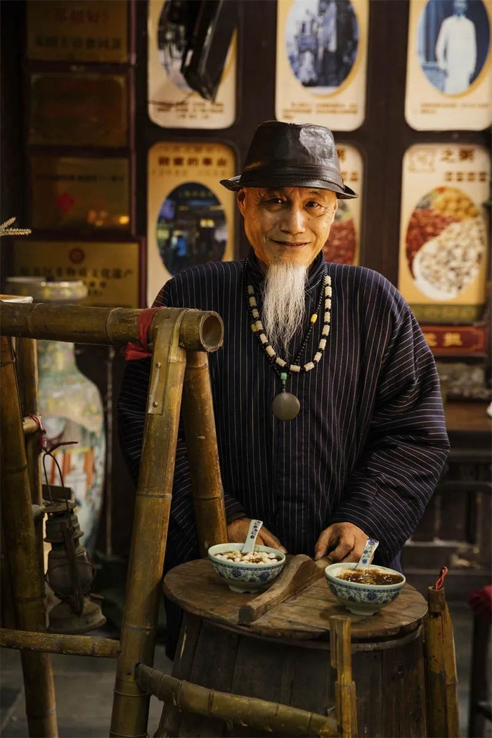 ▲陈瑞陆7岁起就跟随姨夫在玄妙观前卖糖粥，后来成为了这项手艺的传人