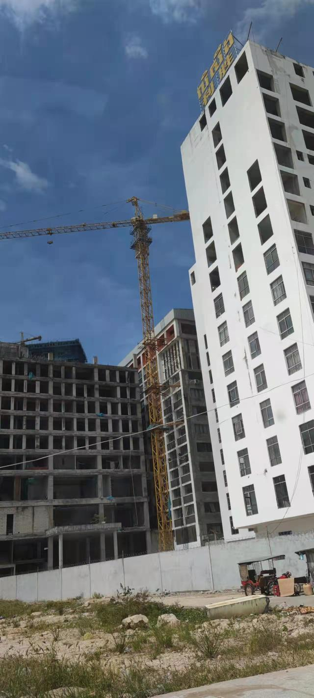 余毅待过的网投园区，围墙和电网将园区与外界隔开。受访者供图