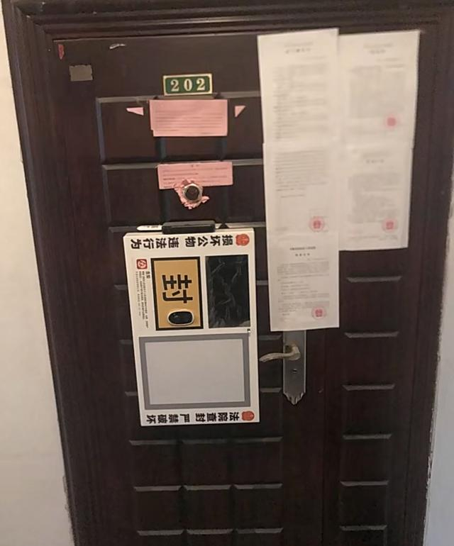 3月2日，广州市一套被执行的房产门外已张贴了数张法院公示。受访者供图