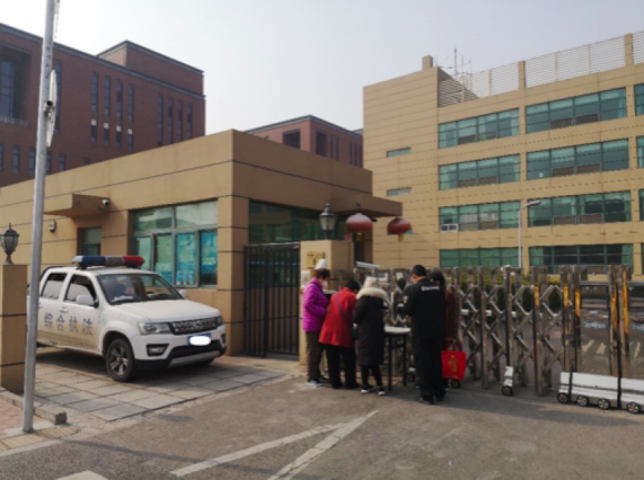 2022年3月10日下午，博康艾馨集团门口，几位老人等着登记信息。摄影/帅可聪