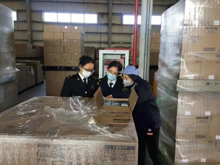 图：海关关员对辖区某进口染发剂产品进行现场查检 