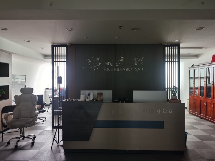     3月16日，沈阳聚享互娱大门紧锁，办公室内空无一人 摄影/李勇